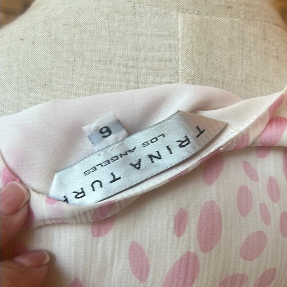 Trina Turk Pink Patterned Women's Sleeveless VNeck Button front Top - Picture 2 of 4